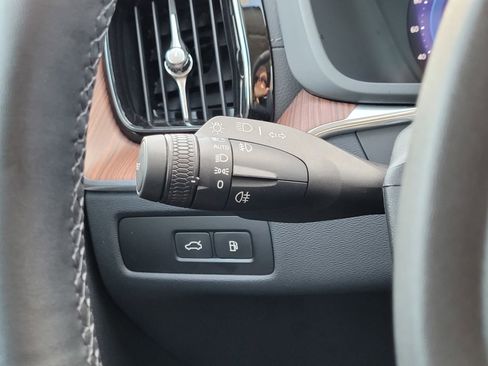 Certified 2024 Volvo XC60 T8 Ultimate w/ Protection Package Premier image 22