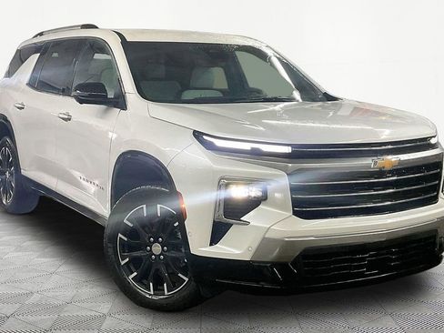 Used 2024 Chevrolet Traverse RS image 3