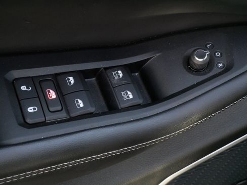 Used 2023 Jeep Grand Cherokee Limited w/ Black Appearance Package image 19