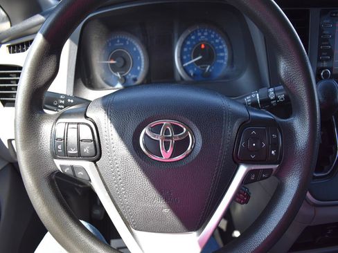 Used 2020 Toyota Sienna LE image 18