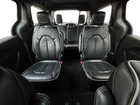 Used 2025 Chrysler Pacifica Limited image 26