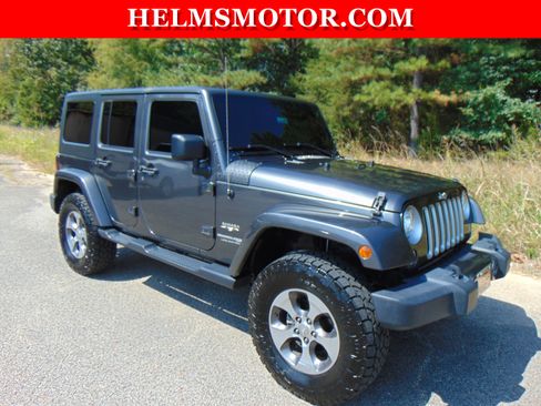 Used 2018 Jeep Wrangler Unlimited Sahara w/ Connectivity Group image 9