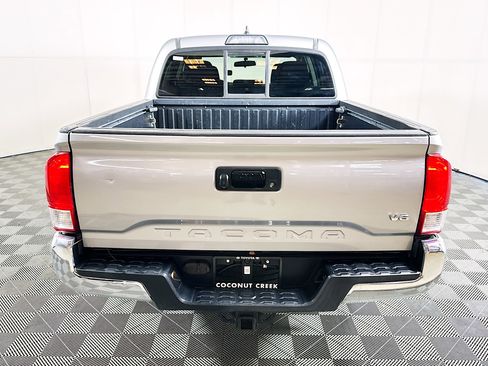 Used 2016 Toyota Tacoma SR5 w/ Towing Package RWD image 4