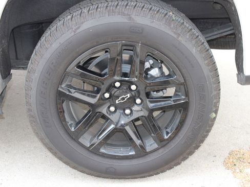 Used 2025 Chevrolet Silverado 1500 Custom image 26