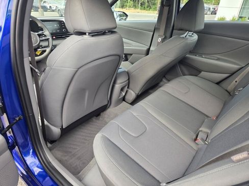 Used 2025 Hyundai Elantra SE FWD image 21