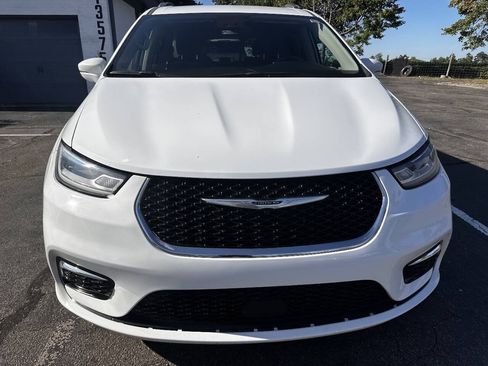Used 2021 Chrysler Pacifica Touring-L FWD image 8