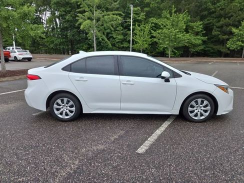 Used 2021 Toyota Corolla LE FWD image 2