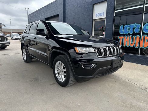 Used 2017 Jeep Grand Cherokee Laredo w/ Quick Order Package 2BE RWD image 2