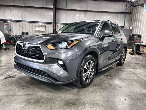 Used 2024 Toyota Highlander XLE FWD image 4