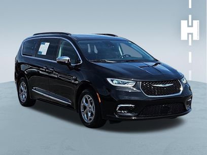Used 2023 Chrysler Pacifica Limited w/ Uconnect Theater Family Group
