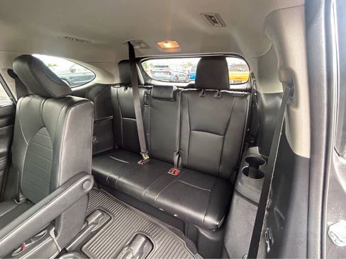 Used 2021 Toyota Highlander XLE AWD/4WD image 10