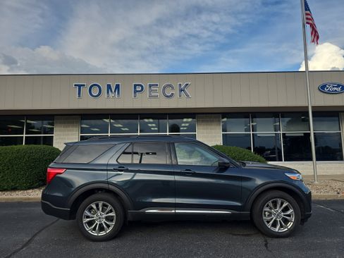 Used 2024 Ford Explorer XLT w/ Equipment Group 202A AWD/4WD image 6