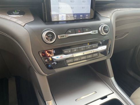 Used 2020 Ford Explorer Platinum w/ Premium Technology Package image 18