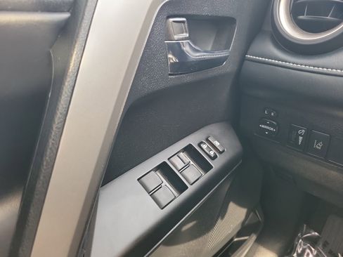 Used 2018 Toyota RAV4 XLE AWD/4WD image 21