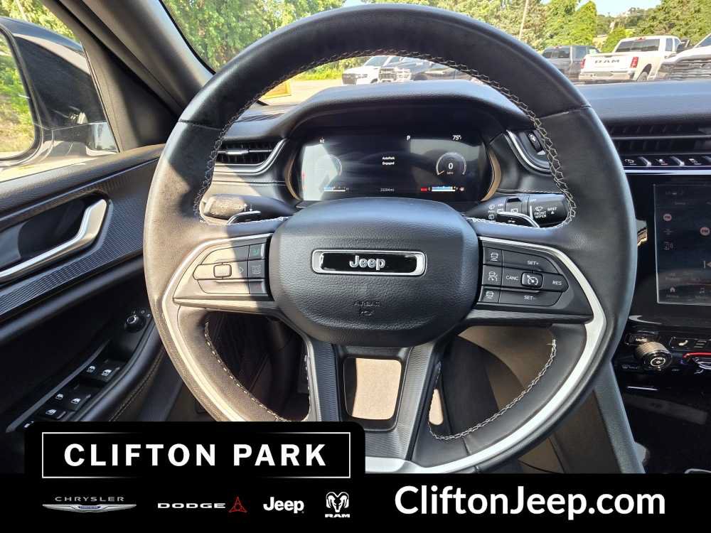 Used 2023 Jeep Grand Cherokee Laredo AWD/4WD image 21