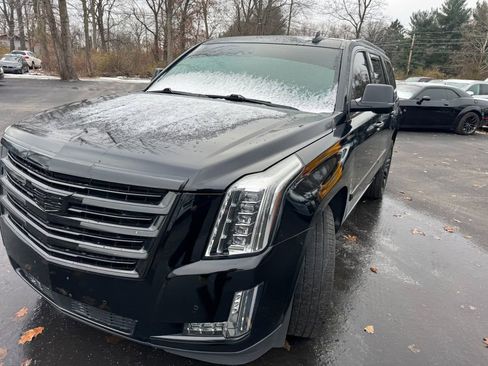 Used 2015 Cadillac Escalade Platinum image 2
