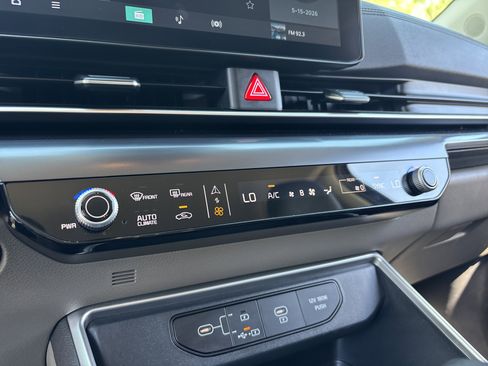 Used 2025 Kia Carnival FWD image 22