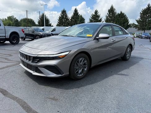 Used 2024 Hyundai Elantra SEL FWD image 2