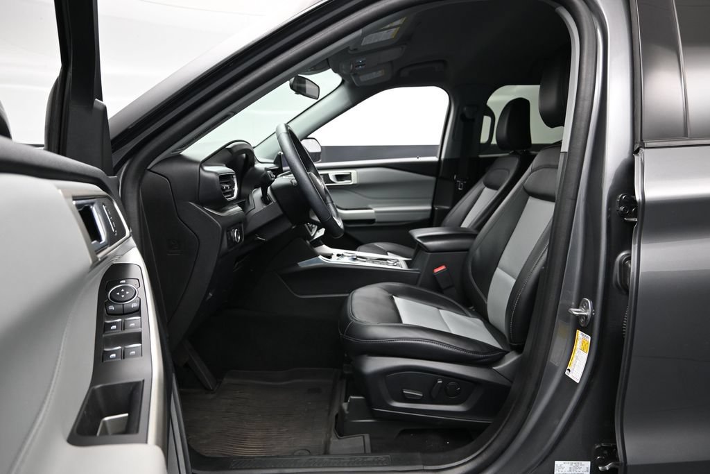 Used 2023 Ford Explorer XLT w/ Equipment Group 202A AWD/4WD image 18