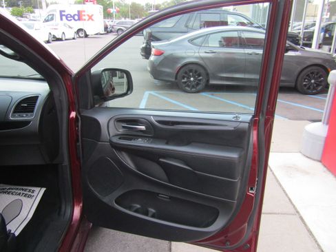 Used 2019 Dodge Grand Caravan SE FWD image 10