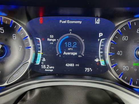 Used 2025 Chrysler Pacifica Limited image 14