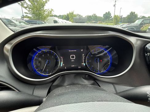 Used 2024 Chrysler Pacifica Touring-L FWD image 28