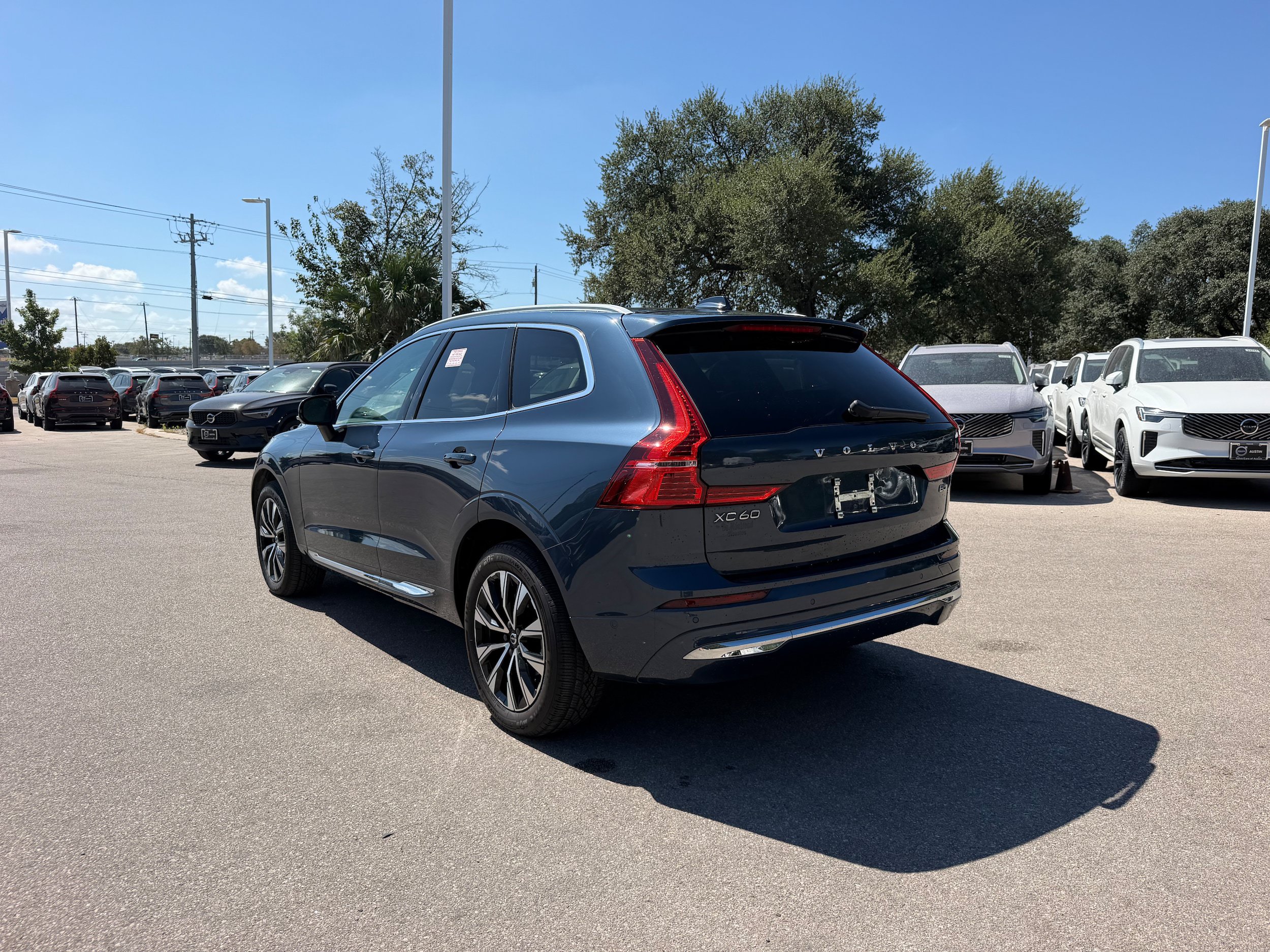 Used 2023 Volvo XC60 B5 Plus FWD image 4