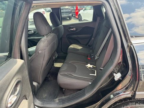 Used 2017 Jeep Cherokee Latitude w/ Cold Weather Group AWD/4WD image 10
