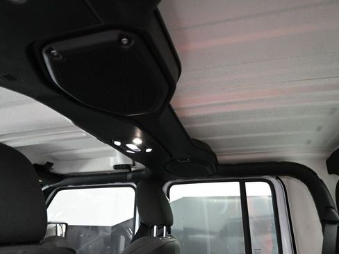 Used 2023 Jeep Gladiator Rubicon w/ LED Lighting Group AWD/4WD image 32