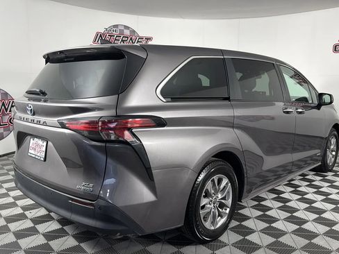 Used 2021 Toyota Sienna XLE image 9