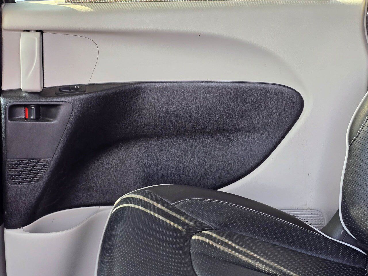 Used 2022 Chrysler Pacifica Limited w/ Uconnect Theater Family Group FWD image 23