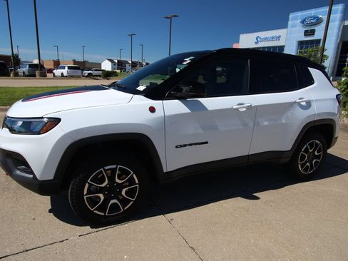 Used 2024 Jeep Compass Trailhawk w/ Trailhawk Convenience Group AWD/4WD image 18
