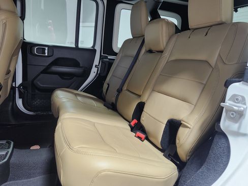 Used 2018 Jeep Wrangler Unlimited Sahara image 13