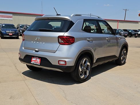 Used 2025 Hyundai Venue SEL FWD image 3