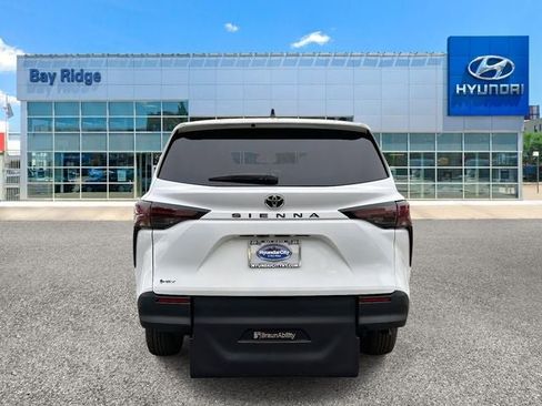 Used 2026 Toyota Sienna LE image 5