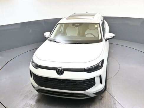 Used 2025 Volkswagen Tiguan SE w/ Panoramic Sunroof Package image 44