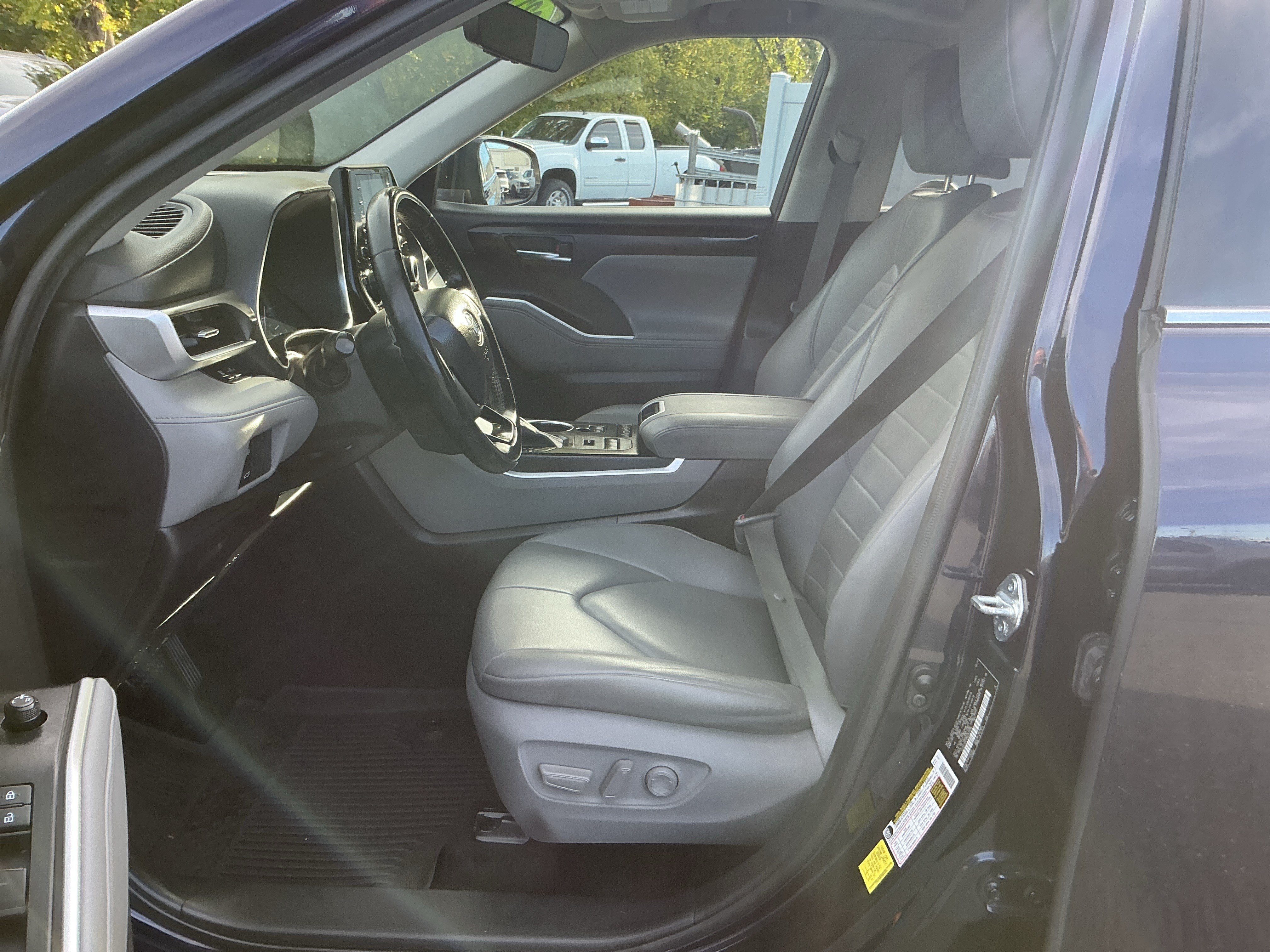 Used 2021 Toyota Highlander XLE AWD/4WD image 17