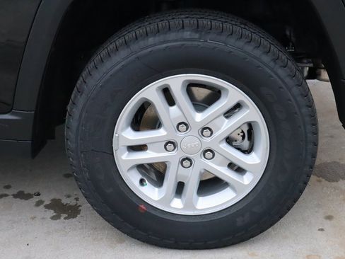 New 2025 Jeep Grand Cherokee Laredo image 17