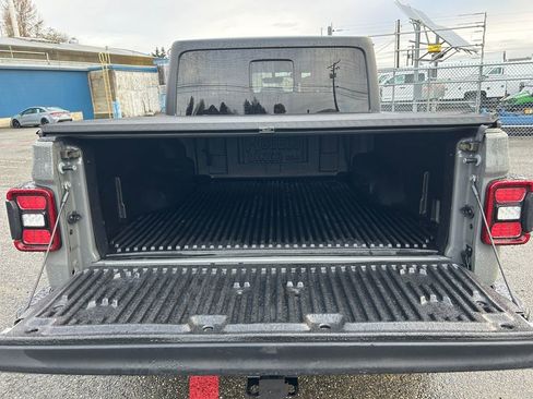 Used 2021 Jeep Gladiator Willys image 24
