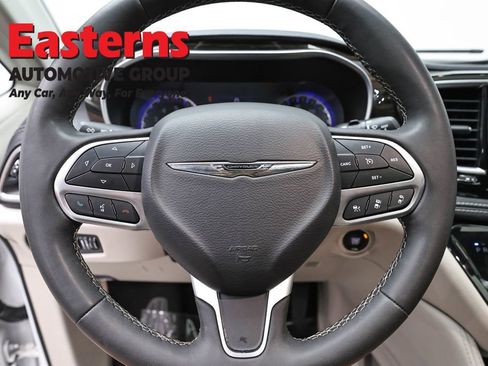 Used 2023 Chrysler Pacifica Limited FWD image 10