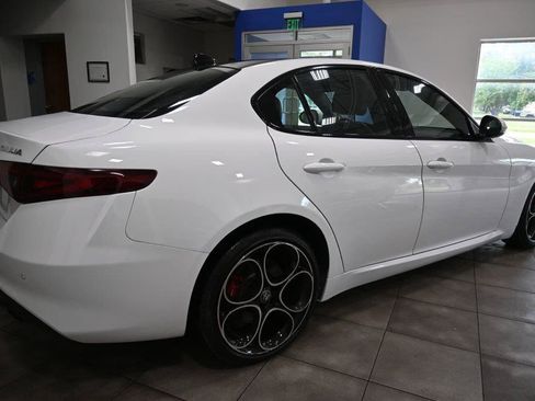 Used 2023 Alfa Romeo Giulia Ti AWD/4WD image 5