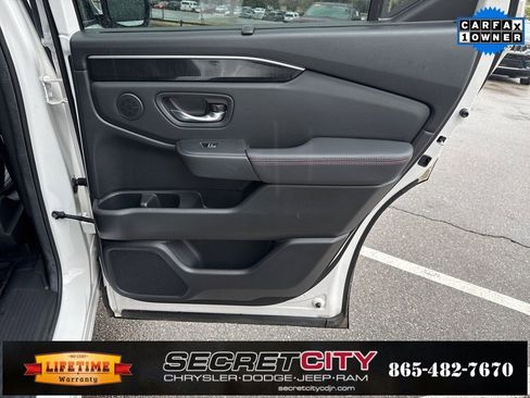 Used 2025 Honda Pilot Black Edition image 13
