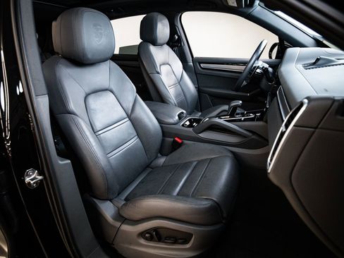 Used 2023 Porsche Cayenne Platinum Edition AWD/4WD image 29