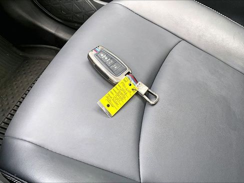 Used 2023 Toyota RAV4 XLE Premium image 10