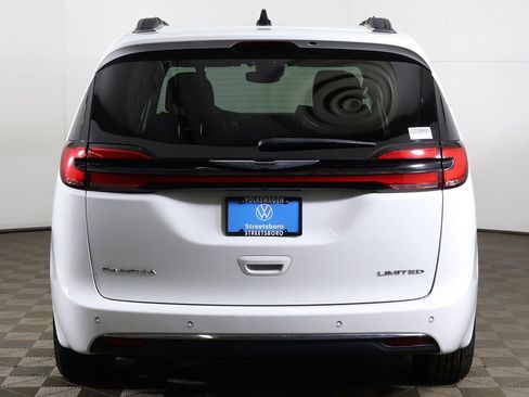 Used 2023 Chrysler Pacifica Limited FWD image 16
