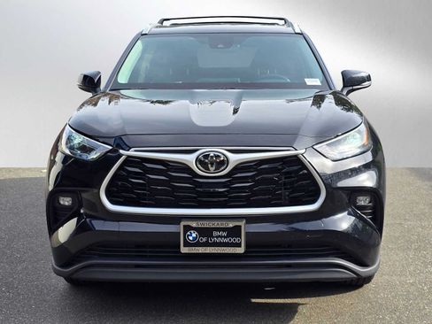 Used 2024 Toyota Highlander XLE AWD/4WD image 8