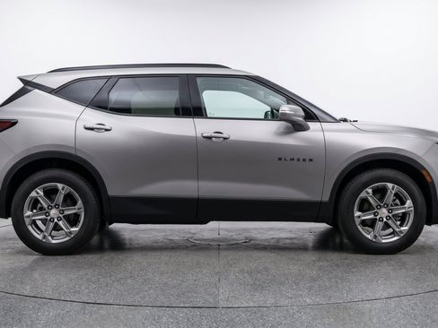 Used 2025 Chevrolet Blazer LT FWD image 11