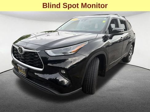 Used 2023 Toyota Highlander XLE AWD/4WD image 5