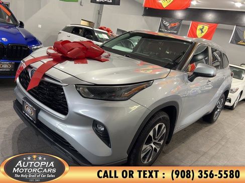 Used 2023 Toyota Highlander XLE AWD/4WD image 2
