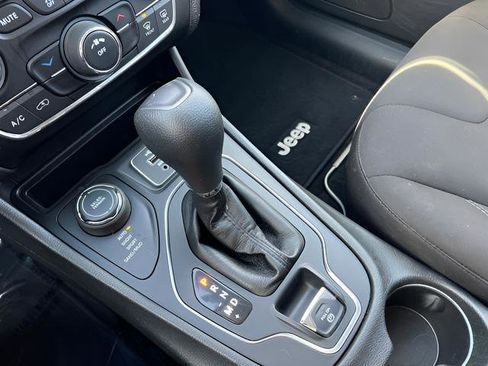 Used 2019 Jeep Cherokee Latitude w/ Popular Appearance Group AWD/4WD image 20